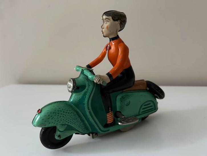 MS/ VEB Brandenburg, 1955,  Oost-Duitsland; Girl on Scooter, Antiek en Kunst, Antiek | Speelgoed, Ophalen of Verzenden