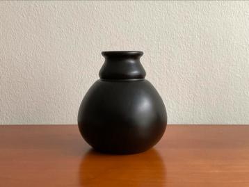 Plateelbakkerij Schoonhoven: zwart buikvaasje 10 cm ca. 1935 beschikbaar voor biedingen