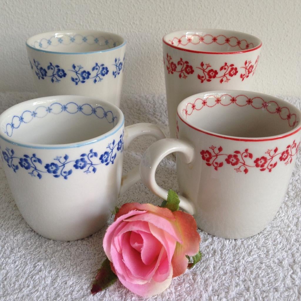 💙4 Mooie ALBERT HEIJN Mokken/ Bekers, rood/blauw Bloemetjes, Huis en Inrichting, Keuken | Servies, Zo goed als nieuw, Kop(pen) en/of Schotel(s)