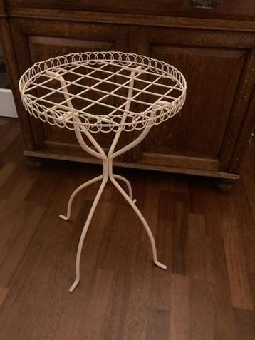 Vintage bijzettafeltje beschikbaar voor biedingen