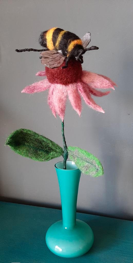 Genaaldvilte Rode Zonnehoed met bij wol handgemaakt, Hobby en Vrije tijd, Vilt, Nieuw, Overige typen, Wolvilt, Ophalen of Verzenden