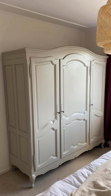 Houten kledingkast - 197cm hoog 183cm breed beschikbaar voor biedingen