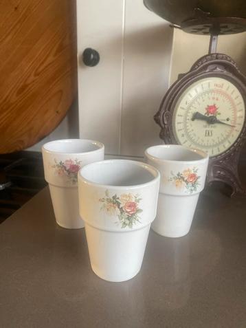 3 Vintage Melkbekers met Bloemen beschikbaar voor biedingen