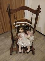 Antieke porseleinen pop in schommelstoel, Verzamelen, Poppen, Ophalen
