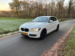 BMW 1-Serie 116i 100KW 5DR Aut8 2012 Wit, Auto's, Zwart, 4 cilinders, Origineel Nederlands, 1200 kg