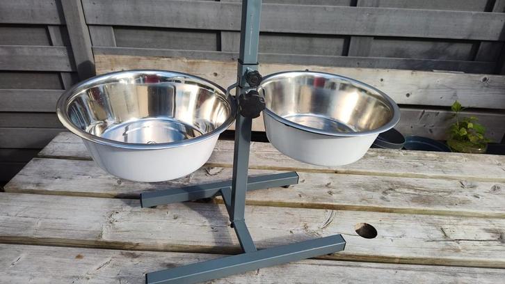 Voerstandaard grote hond / voer container curver samen €20, Dieren en Toebehoren, Hondenvoerbakken en Drinkbakken, Zo goed als nieuw