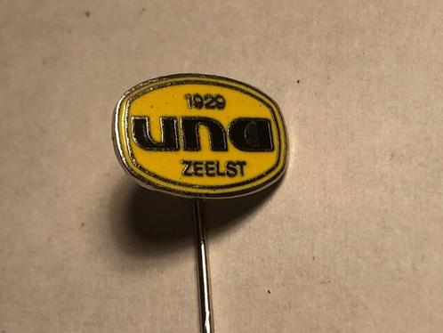 Emaille UNA ZEELST 1929 VOETBALCLUB Speld (Geel/Zwart)., Verzamelen, Speldjes, Pins en Buttons, Zo goed als nieuw, Speldje of Pin