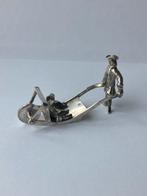 Miniatuur zilveren man met kruiwagen met zwijn - 1734, Antiek en Kunst, Ophalen of Verzenden, Zilver