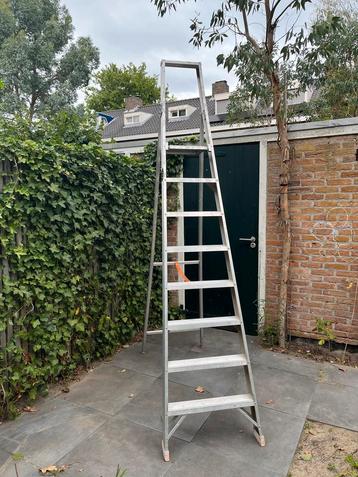 Ladder 8 tredes beschikbaar voor biedingen