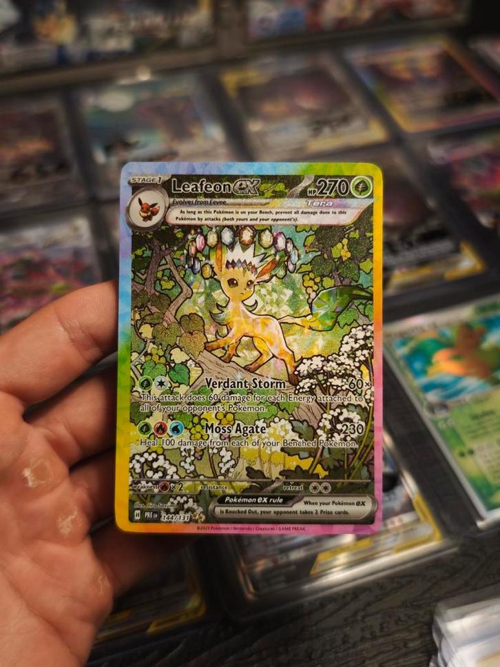 🍀 Leafeon ex 144 Prismatic Evolutions, Hobby en Vrije tijd, Verzamelkaartspellen | Yu-gi-Oh!, Zo goed als nieuw, Ophalen of Verzenden
