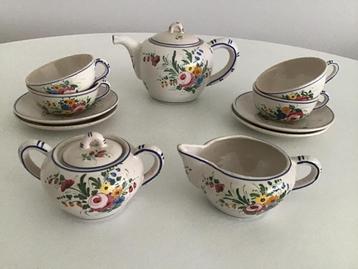 Vintage Handgeschilderd Aardewerk Theeservies beschikbaar voor biedingen