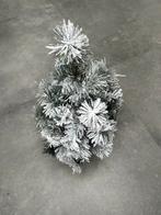 Klein kunst kerstboompje met juten voet, Diversen, Ophalen of Verzenden, Gebruikt