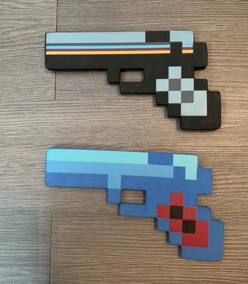 2 Minecraft plastic speelgoed model pistool zwart en blauw beschikbaar voor biedingen
