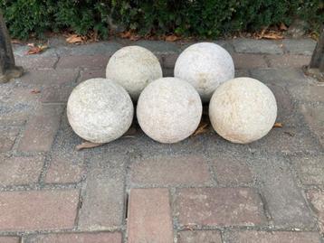 Oude natuurstenen ballen, kanonskogels, bollen. beschikbaar voor biedingen