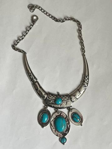Zilverkleurige ketting met turquoise stenen beschikbaar voor biedingen
