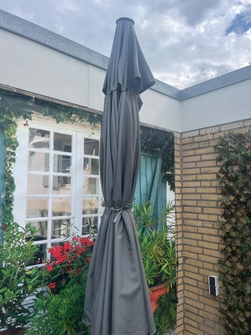 Z.g.a.n. parasol 350 antra/grijs te koop, Tuin en Terras, Parasols, Zo goed als nieuw, Stokparasol, 3 tot 4 meter, Waterdicht