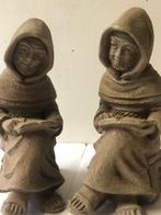 Twee oude boekensteunen van lezende monniken op bankjes., Ophalen of Verzenden