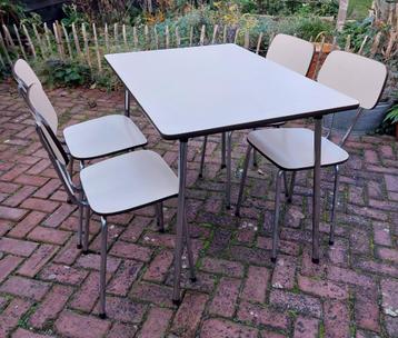 Vintage formica tafel met stoelen beschikbaar voor biedingen