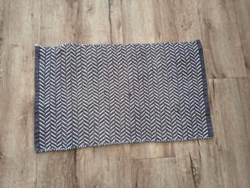 Prachtig grijs wit kleed, badmat, vloerkleed 78 x 46 cm. beschikbaar voor biedingen