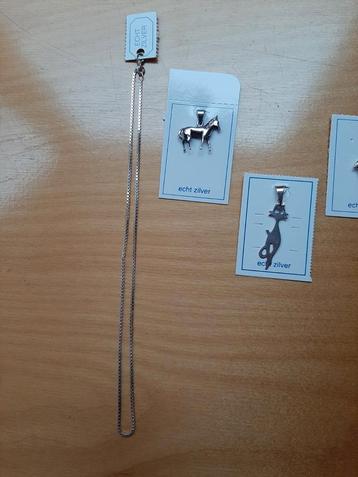 Zilveren kettinkje met 3 hangers, paard, poes en dolfijn beschikbaar voor biedingen