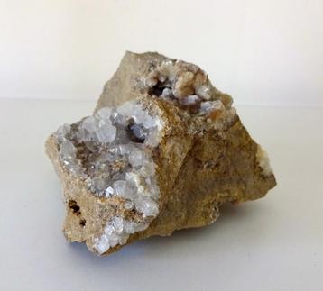 Mineraal gesteente met heldere bergkristallen 4958-m beschikbaar voor biedingen