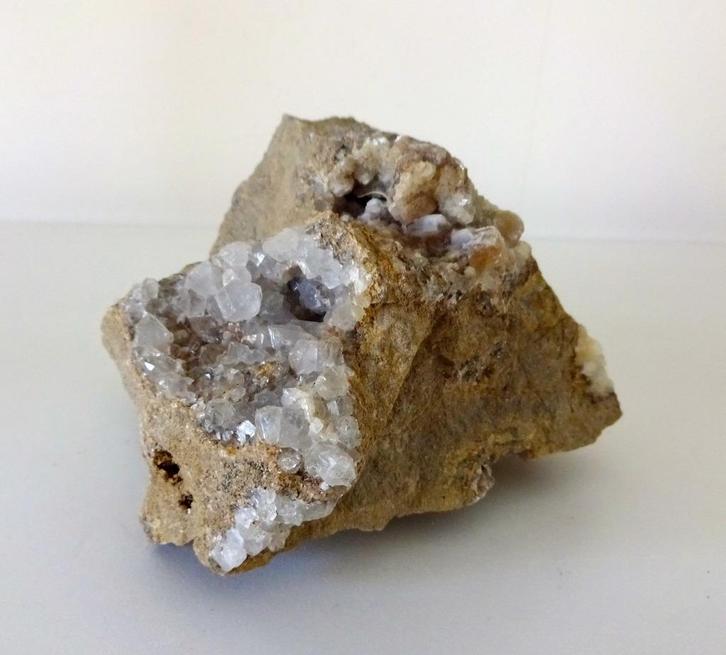 Mineraal gesteente met heldere bergkristallen 4958-m, Verzamelen, Mineralen en Fossielen, Ophalen of Verzenden