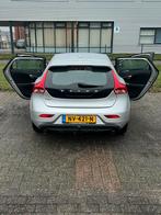 Volvo V40 1.5 T3 152PK Geartronic 2017 Grijs, Auto's, Volvo, 1498 cc, Zwart, 4 cilinders, 700 kg