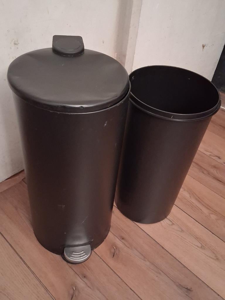 Te koop, Brabanita prullenbak met pedaal functie., Ophalen, Metaal, Met pedaal