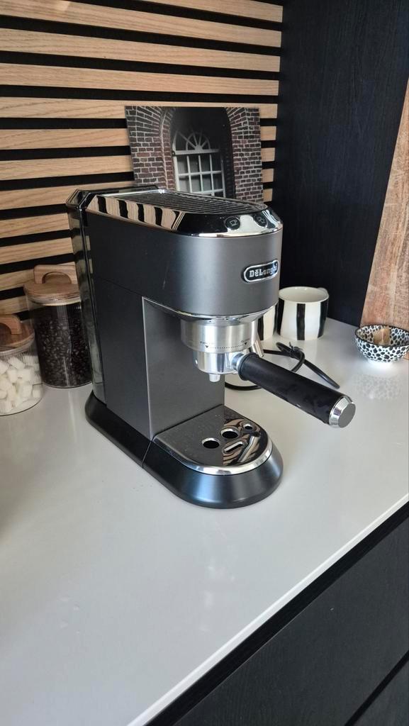 Nieuwstaat! De'Longhi Dedica EC685.BK Espressomachine, Witgoed en Apparatuur, Koffiezetapparaten, Zo goed als nieuw, Gemalen koffie