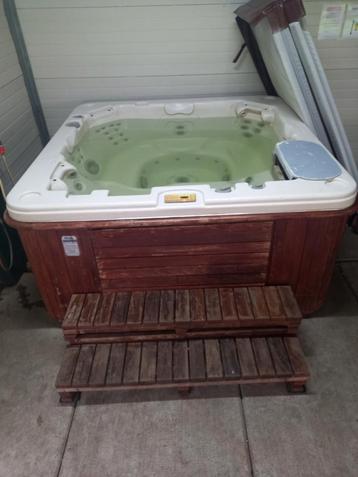 Jacuzzi, 6- persoons, bubbelbad, met toebehoren beschikbaar voor biedingen