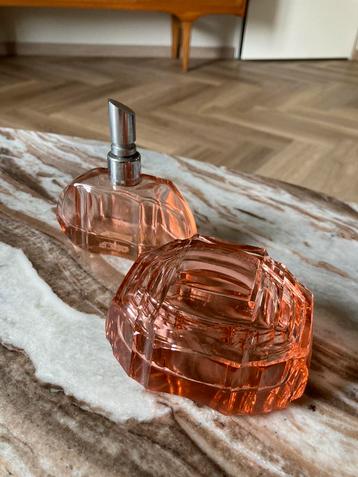 Vintage parfumflesje en doosje van roze glas uit Tjechie beschikbaar voor biedingen