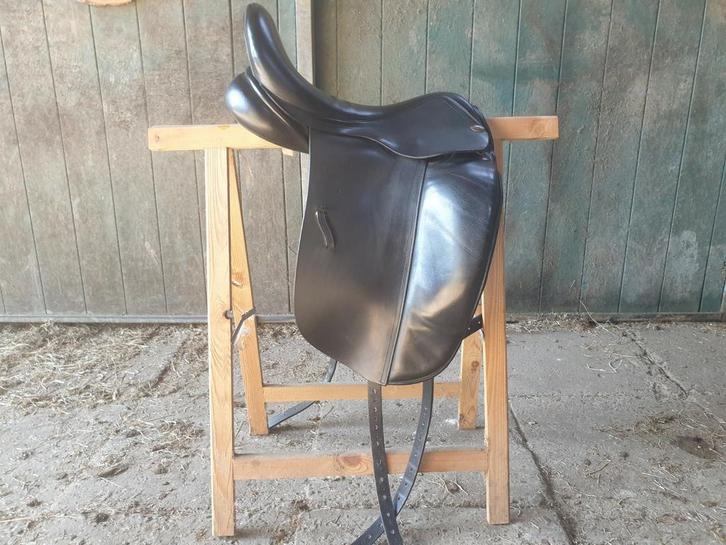 Dressuurzadel Harry Dabbs 17,5 inch, Dieren en Toebehoren, Paarden en Pony's | Zadels, Gebruikt, Dressuur, Ophalen of Verzenden