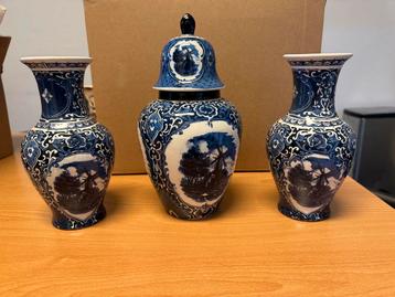 Delfts blauw aardewerk set van 3 vazen molenmotief beschikbaar voor biedingen