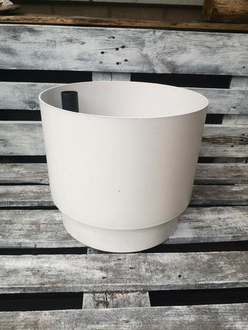 Zelfwaterende pot beschikbaar voor biedingen