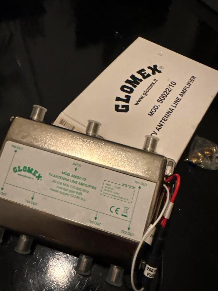Glomex Antenne Versterker - 6 TV's - 12/24V, Watersport en Boten, Accessoires en Onderhoud, Nieuw, Overige typen, Ophalen of Verzenden