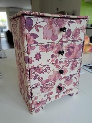 Retro vintage antiek sieraden kastje beschikbaar voor biedingen