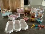 Sylvanian Families (buggy, stoeltjes, bedjes), Verzamelen, Ophalen of Verzenden, Zo goed als nieuw, Poppenhuis