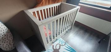 Mooi houten ledikant beschikbaar voor biedingen