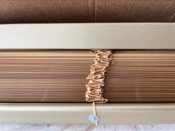 Goudkleurige jaloezie beschikbaar voor biedingen