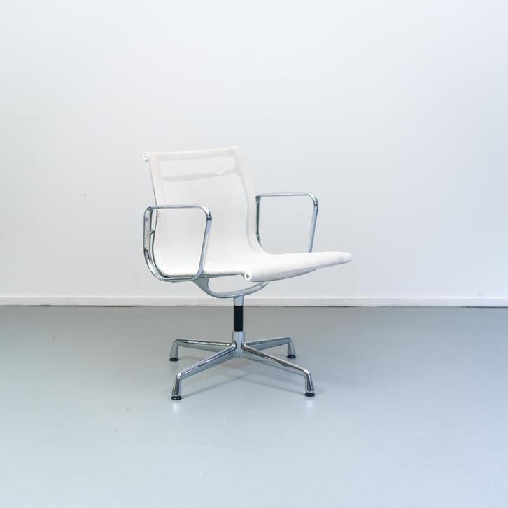 8x Vitra Eames EA 108 Stoel Wit Netweave - Chroom, Huis en Inrichting, Stoelen, Zo goed als nieuw, Kunststof, Metaal, Wit, Ophalen of Verzenden