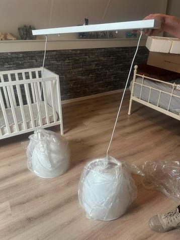 Nieuwe hanglamp met 2 witte lampen beschikbaar voor biedingen