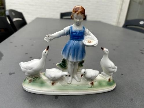 Beeldje  “ meisje met ganzen”., Antiek en Kunst, Antiek | Porselein, Ophalen of Verzenden