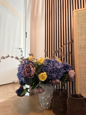 Kunstbloemen boeket met vaas beschikbaar voor biedingen