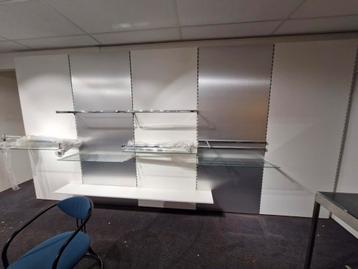 Wandrekken kledingwinkel beschikbaar voor biedingen