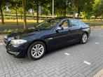 BMW 5-Serie 3.0 530I AUT 2012 Blauw, Auto's, Automaat, Achterwielaandrijving, 2000 kg, Blauw