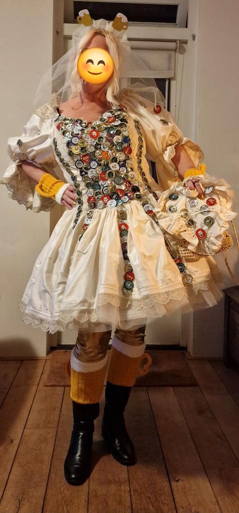 Unieke Bierbruid jurk, handgemaakt mt 42 met bierdopjes, Kinderen en Baby's, Carnavalskleding en Verkleedspullen, Zo goed als nieuw