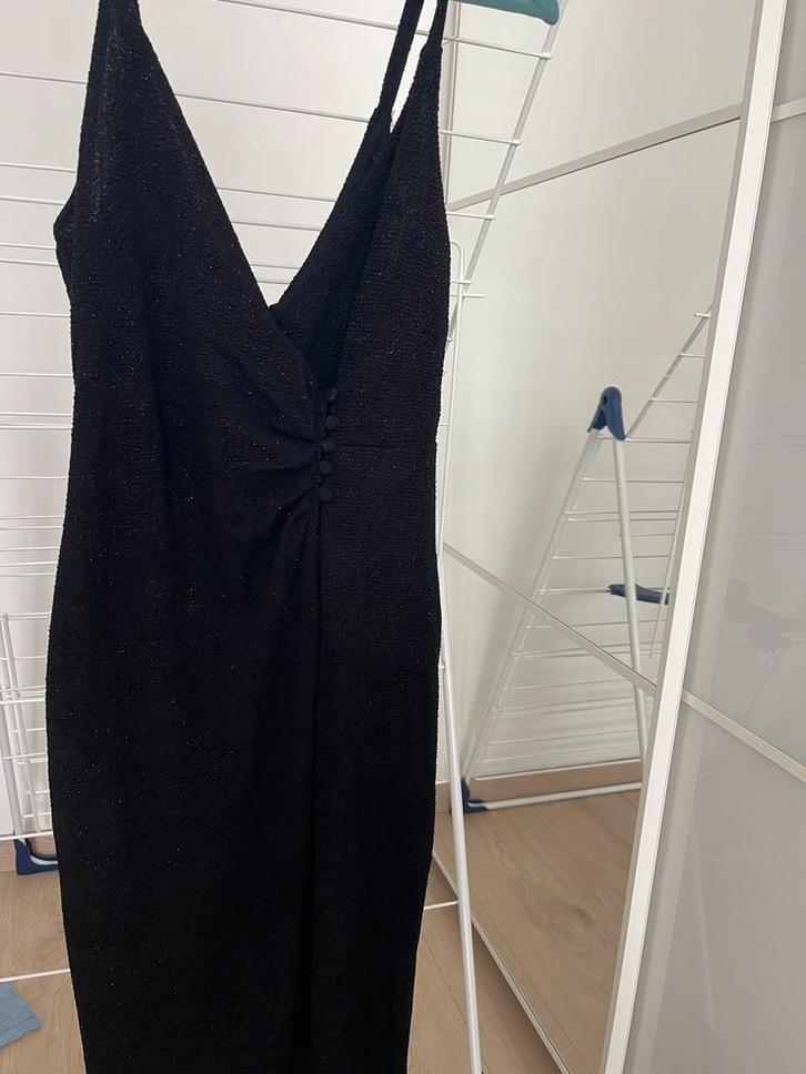Zwarte glitter jurk met split aan voorkant, Kleding | Dames, Jurken, Zo goed als nieuw, Zwart, Onder de knie, Ophalen of Verzenden