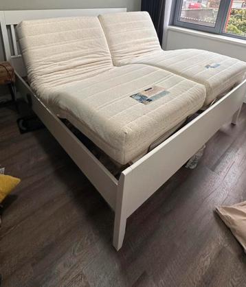 Ikea Idanäs bed 180x200 + 2 elektrische lattenbodems-matras - afbeelding 1
