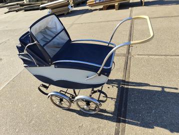 ouderwetse kinderwagen vintage beschikbaar voor biedingen