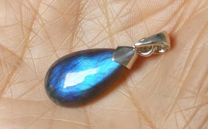 925 zilveren hanger met natuurlijke Labradoriet steen, Sieraden, Tassen en Uiterlijk, Kettinghangers, Nieuw, Zilver, Blauw, Met edelsteen